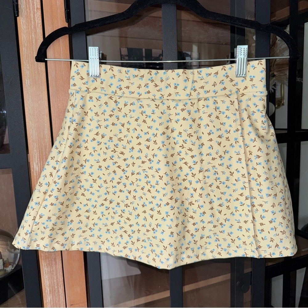 Women's Athletic Skort in Soft Yellow Floral